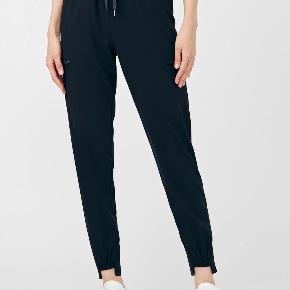 CRFT by White Cross 6-Pocket Hi-Low Hybrid Jogger Scrub Bottom